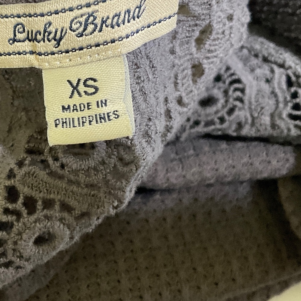 Lucky Brand Thermal Back Overlay Shirt/ Top Size‎ XS Taupe Gray Crochet Knit Top - Picture 4 of 5